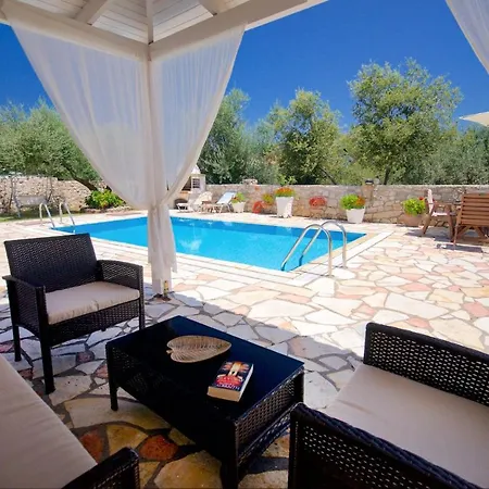 Marina Epavlis By 카라보밀로스