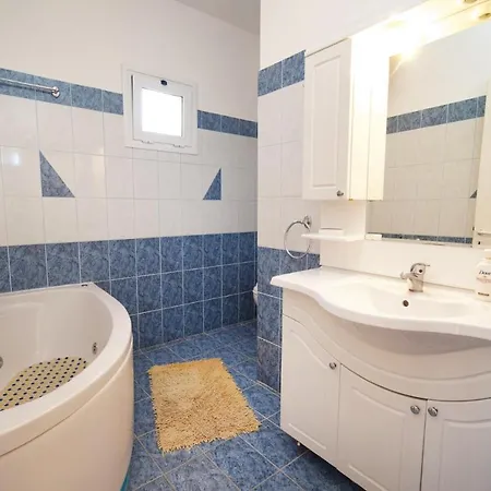 Marina Epavlis By Villa Karavomylos